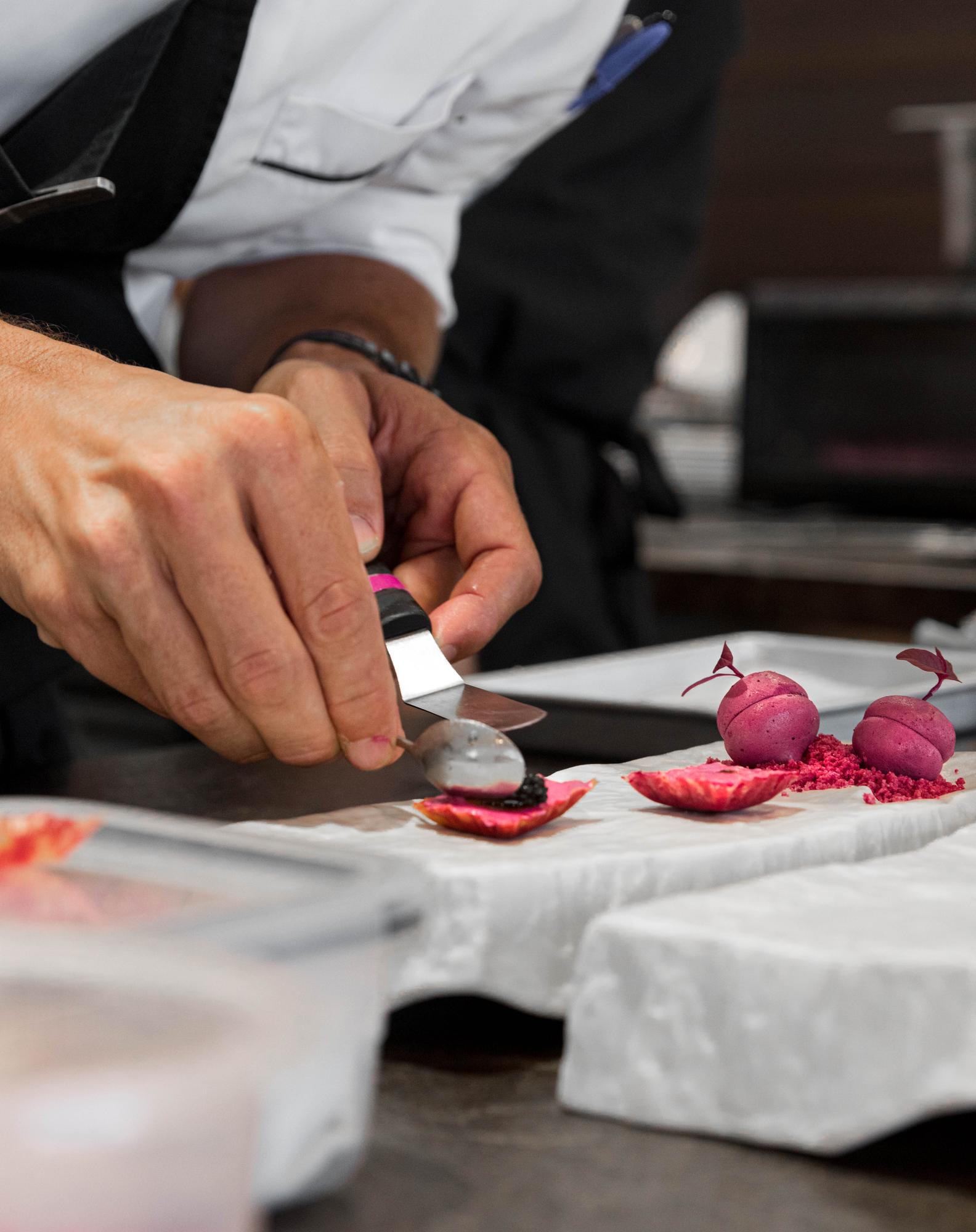 Chef explicando técnica a alunos