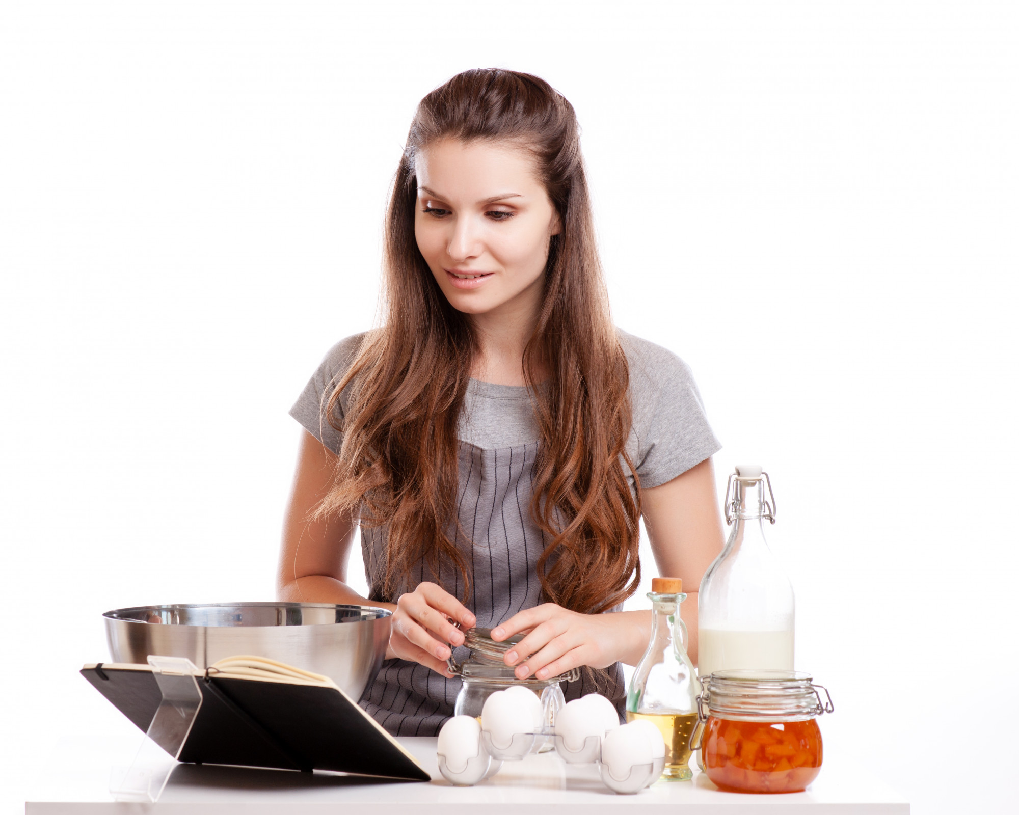 Aluno cozinhando numa bancada moderna
